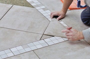 Pose de carrelage de salle de bain par un artisan carreleur